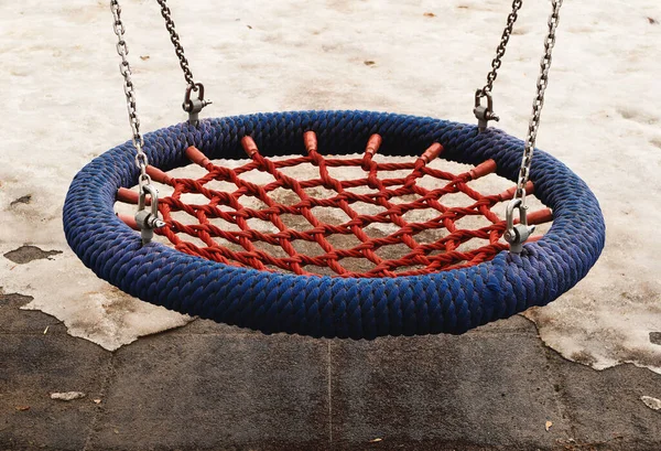 Detalhes Grande Cadeira Balanço Cordas Azuis Vermelhas Durante Inverno Imagem De Stock