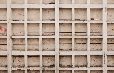 Eski ve kirli ahşap duvarın ayrıntıları, yapının yakın plan görüntüsü. 