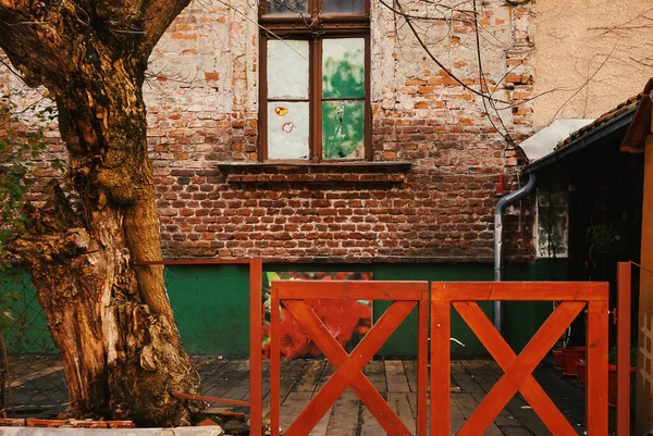 Önünde Balkon Ağaç Olan Eski Bir — Stok fotoğraf