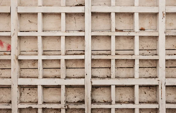 Eski ve kirli ahşap duvarın ayrıntıları, yapının yakın plan görüntüsü. 