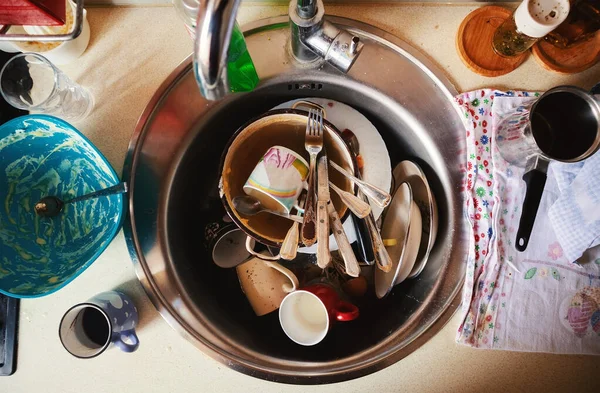 流し台の中の汚れや使用済み食器の詳細 キッチン通常のシーン — ストック写真