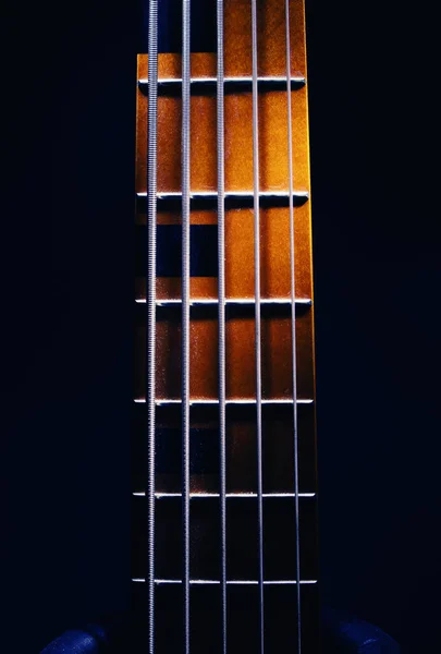 Beş Telli Bas Gitarın Yakın Görüntüsü Vurgulanmış Şekiller — Stok fotoğraf