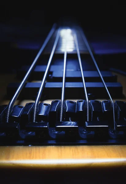 Close Weergave Van Brug Van Vijf Snaren Basgitaar Gemarkeerde Vormen — Stockfoto