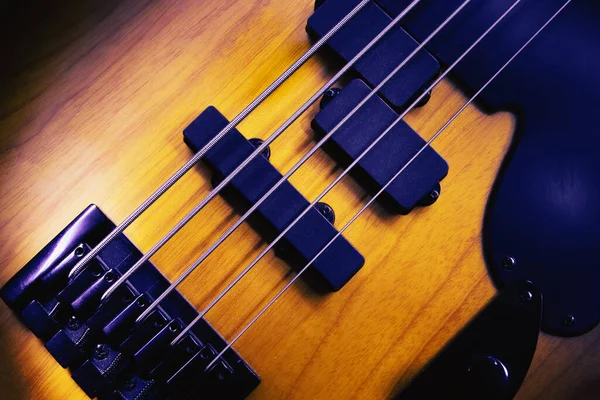 ブリッジと5弦ベースギターのピックアップのクローズアップビュー ハイライトされた形状 — ストック写真
