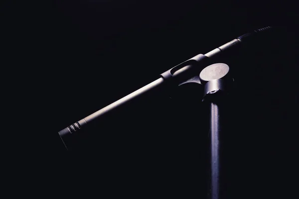 Stüdyo Mikrofonunun Yakın Görüntüsü Koyu Renkli Işaretli Şekillerde Duruyor — Stok fotoğraf