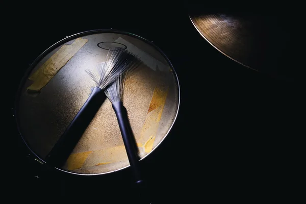 Davul Tuzağı Fırçalar Karanlık Yakın Plan Görüntüde — Stok fotoğraf