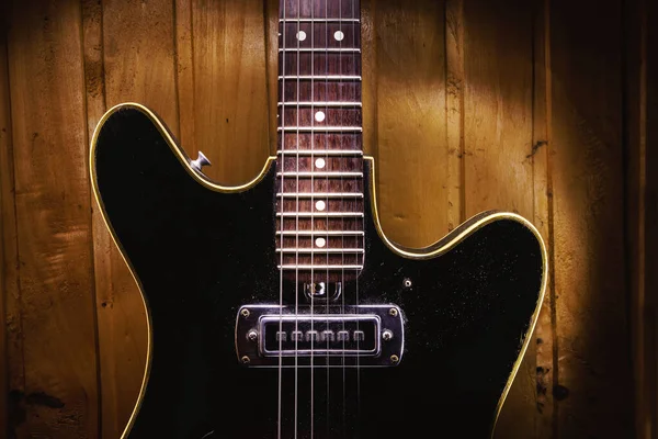 Detalhes Uma Guitarra Elétrica Antiga Usada Empoeirada — Fotografia de Stock