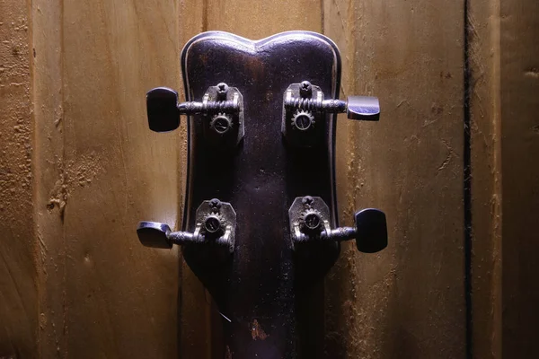 Szczegóły Małej Gitary Czterema Strunami Tylną Częścią Głowy Szpilek — Zdjęcie stockowe