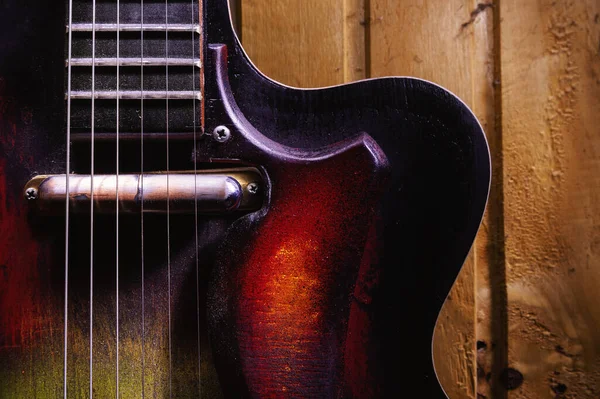 Vista Cerca Una Vieja Guitarra Electro Acústica Colorida —  Fotos de Stock