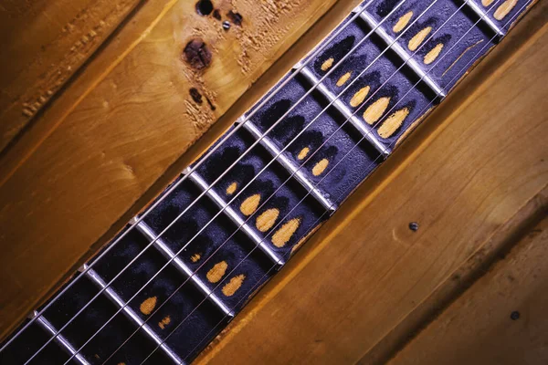 一把旧吉他的颈和颤动板的布景 — 图库照片