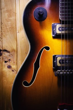 Duvarda eski güzel elektro gitar. 