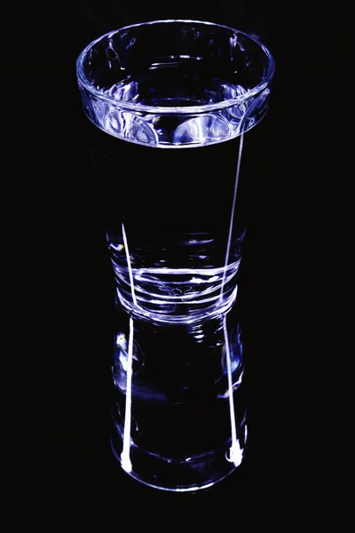 Copo Água Espelho Formas Escuras Acentuadas Com Destaque — Fotografia de Stock