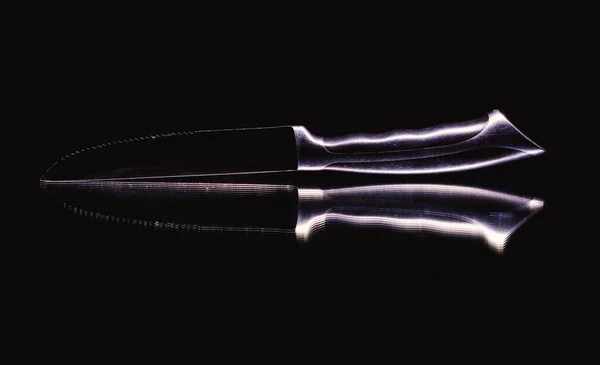 Ein Küchenmesser Auf Spiegel Auf Schwarzem Hintergrund — Stockfoto