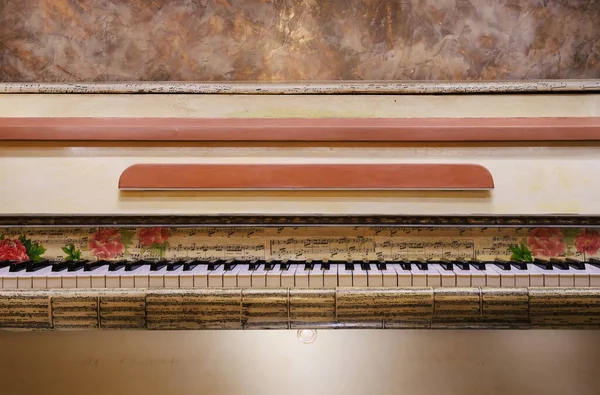 Decorated Upright Piano Closeup View — Stock Photo, Image