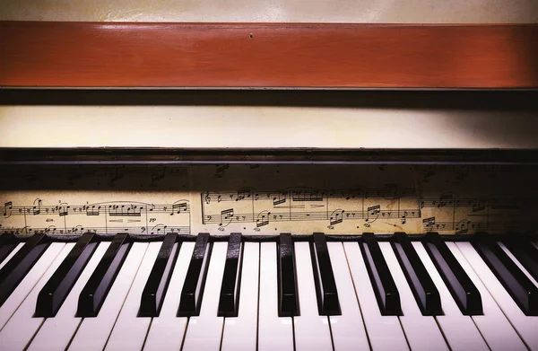 アップライトピアノ クローズアップビューを飾る — ストック写真