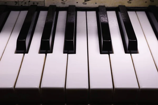 Dekorasyonlu Dik Piyano Yakın Çekim Görüntü — Stok fotoğraf