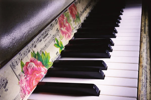 Dekoriertes Piano Nahaufnahme — Stockfoto