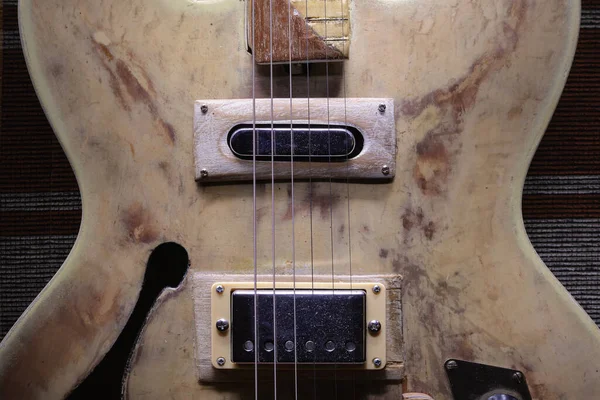 古いヴィンテージスタイルのエレキギター F穴付きアーチトップモデルの詳細 — ストック写真