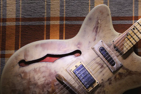 古いヴィンテージスタイルのエレキギター F穴付きアーチトップモデルの詳細 — ストック写真