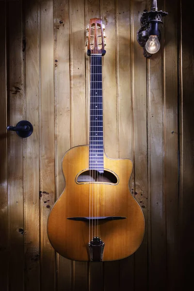 Belamente Cigano Jazz Detalhes Guitarra Acústica Pendurado Parede Madeira — Fotografia de Stock