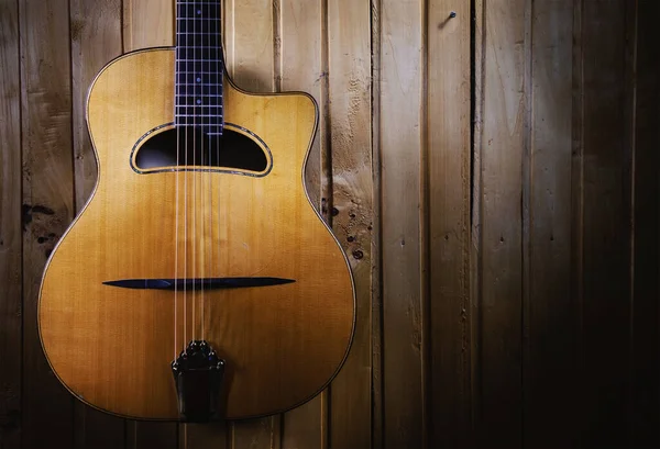 美しいジャズアコースティックギターの詳細は 木製の壁に掛け — ストック写真