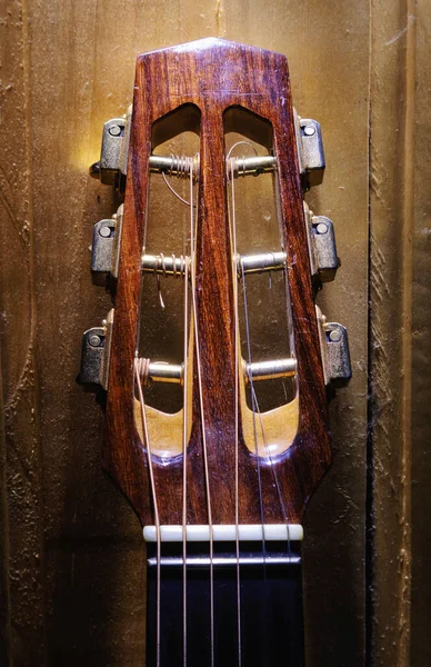 ジプシー ジャズアコースティック ギターの頭部の詳細 ストック写真