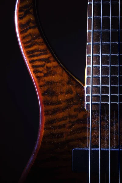 現代的でほこりっぽい5弦ベースギター ボディ ネックの詳細 — ストック写真