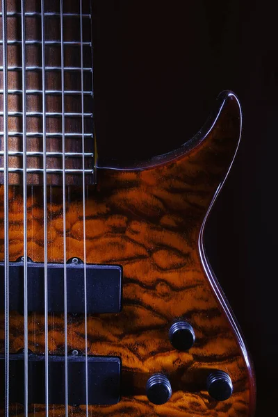 現代的でほこりっぽい5弦ベースギター ボディ ネックの詳細 — ストック写真