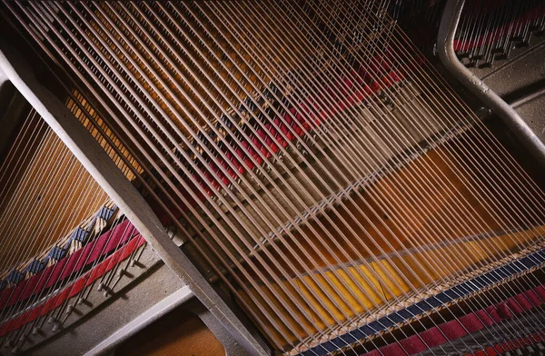 Részletek Nyitott Függőleges Zongora Húrok Szerkezet Közelkép — Stock Fotó