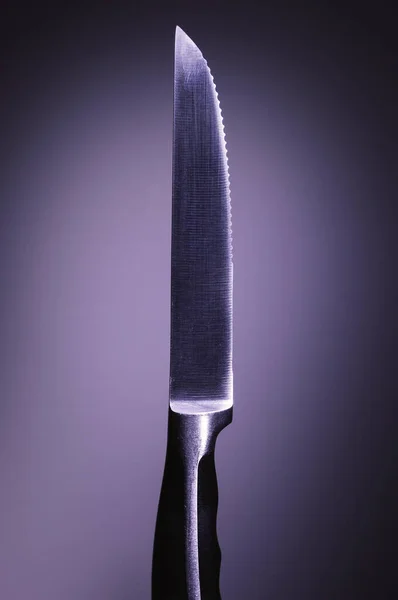 Detailní Pohled Jeden Kovový Nůž Fialovém Pozadí Minimalistický Přístup Studiová — Stock fotografie