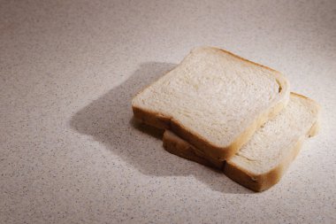 Mutfak masasında iki parça kızarmış ekmek.. 