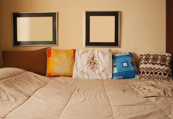 Detalles Una Cama Vieja Con Almohadas Decorativas Aspecto Ordinario Hogar —  Fotos de Stock