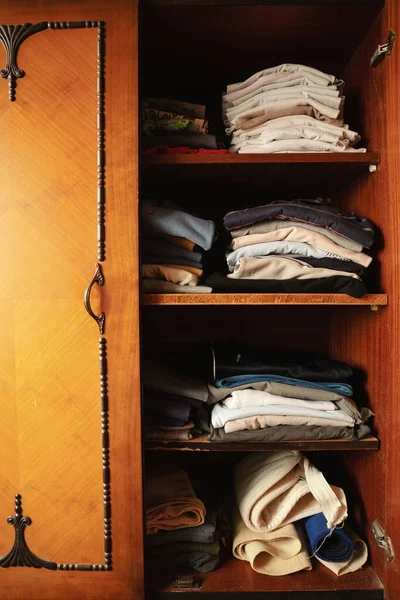 Pohled Košile Spodní Prádlo Různé Věci Starší Osoby Dřevěné Skříni — Stock fotografie