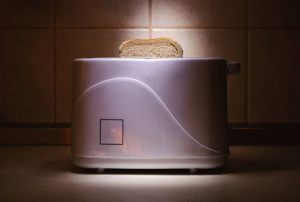 Крупный План Хлеба Тостере Кухонном Столе — стоковое фото