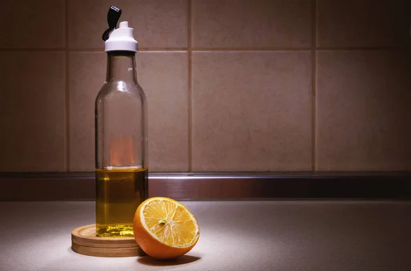 Una Pequeña Botella Aceite Medio Llena Mitad Limón Escritorio Cocina —  Fotos de Stock