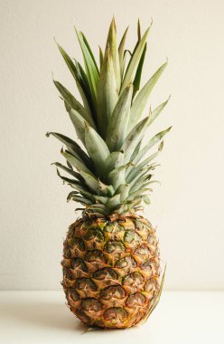 Beyaz arka planda lezzetli bir ananas. 