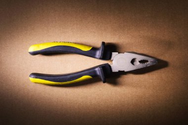 Kahverengi arkaplanda kıskaçlar, yakın plan görünümü. 