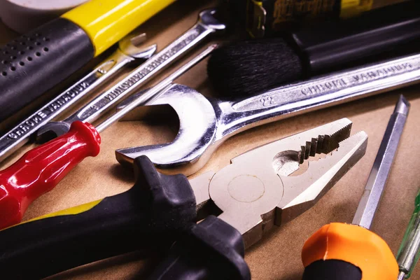 Abstrakte Komposition Verschiedener Utensilien Auf Braunem Hintergrund — Stockfoto