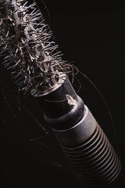 Eski Kirli Kirli Saç Fırçasının Yakın Görüntüsü Üzerinde Toprak Saç — Stok fotoğraf