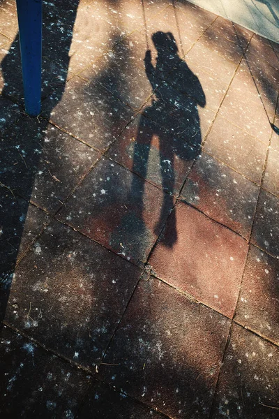 Schatten Auf Dem Asphalt Eines Kleinen Kindes Auf Einer Schaukel — Stockfoto
