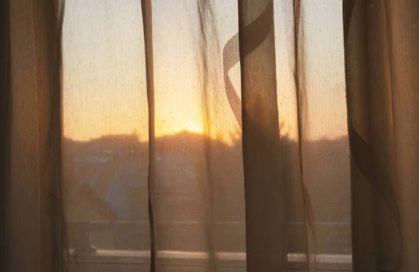 日落时透过窗帘看风景 — 图库照片