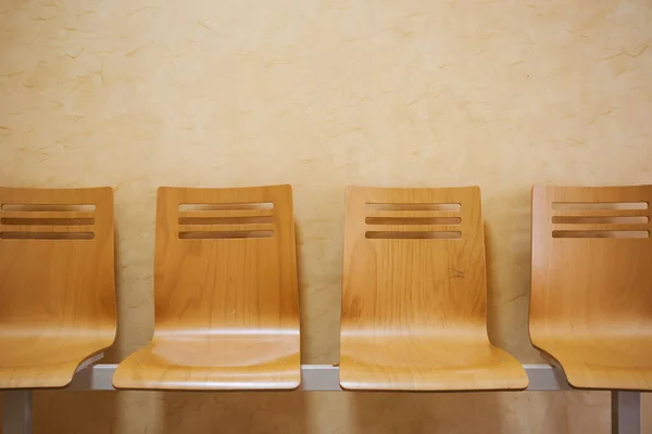 Duvarın Önündeki Tahta Boş Sandalyeler Bekleme Odasının Bir Kısmı — Stok fotoğraf