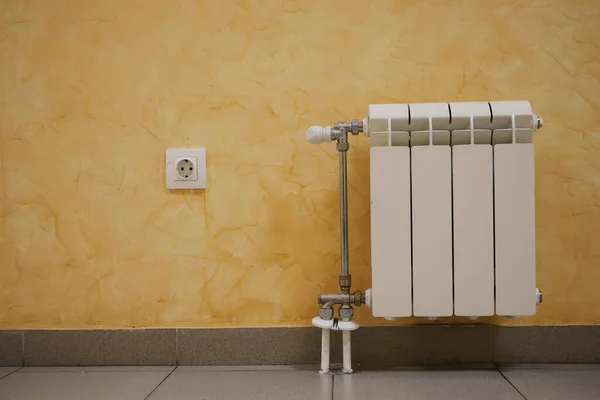 Petit Radiateur Une Prise Électrique Dans Hall Devant Mur — Photo