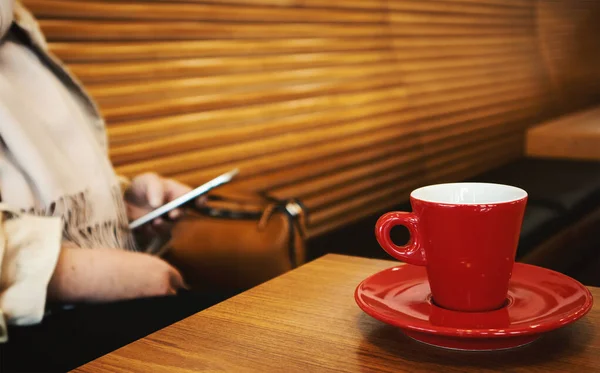 Šálek Kávy Espresso Stole Pozadí Žena Komunikuje Mobilním Telefonem — Stock fotografie