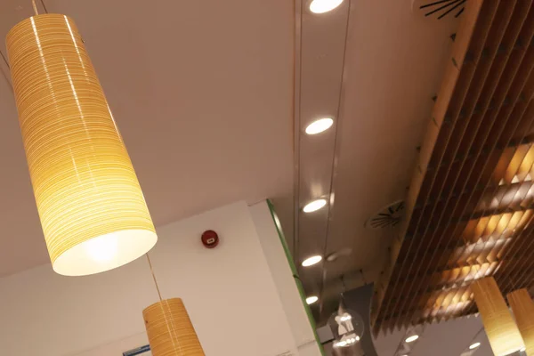 Moderne Plafondverlichting Details Van Lampen Houten Constructies — Stockfoto