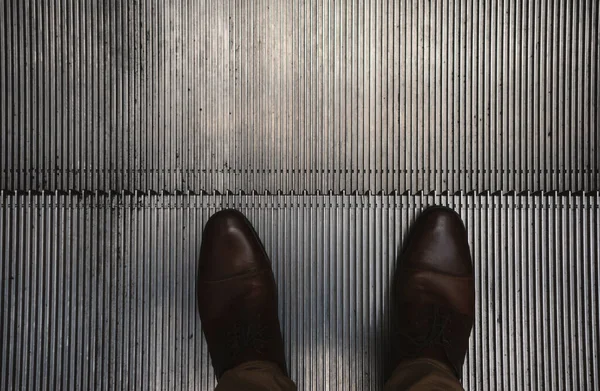 Detalle Escaleras Mecánicas Con Enfoque Los Pies Los Hombres Detalles — Foto de Stock