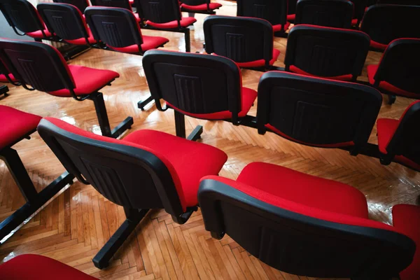 Kırmızı Sandalyeli Bir Sınıfın Içinde — Stok fotoğraf