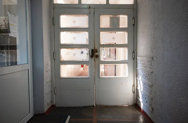 Details Einer Alten Weißen Holztür Einer Alten Halle — Stockfoto