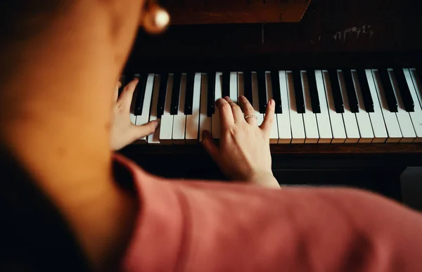 Girl Practicing Playing Piano Close View — Stok fotoğraf
