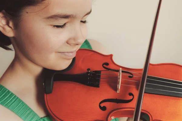 Menina Pequena Tocando Violino Expressão Facial — Fotografia de Stock